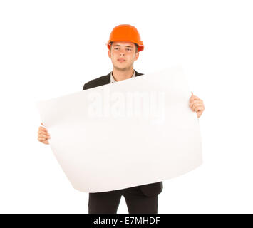 Giovane ingegnere maschio in arancione casco Holding Blueprint di costruzione mentre il pensiero di qualcos'altro. Catturate su sfondo bianco. Foto Stock