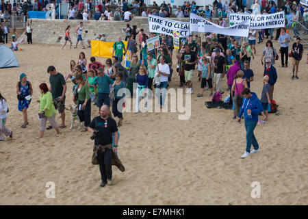 Bournemouth, Regno Unito. Xxi Sett 2014. Il clima di marzo in Bournemouth Dorset, Regno Unito. Gli attivisti chiamata per energia pulita a Bournemouth, come parte di una giornata di azione globale come un vertice di emergenza dei leader politici di tutto il mondo si svolgerà a New York presieduto dal Segretario Generale delle Nazioni Unite Ban Ki-moon oltre 1000 marche sono attesi in tutto il mondo con oltre 38 milioni di persone che prendono parte Credito: Carolyn Jenkins/Alamy Live News Foto Stock