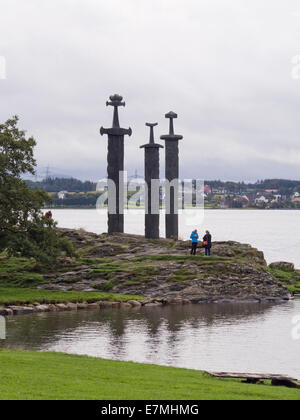 "Sverd ho fjell" La Spada nella Roccia un monumento nel fiordo di Hafrsfjord, Stavanger Norvegia, in ricordo di una battaglia nell'anno 872 Foto Stock
