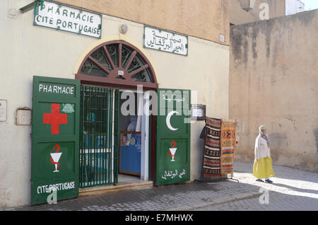 Local donna marocchina al di fuori della farmacia edificio, El Jadida, Marocco, Africa del Nord Foto Stock