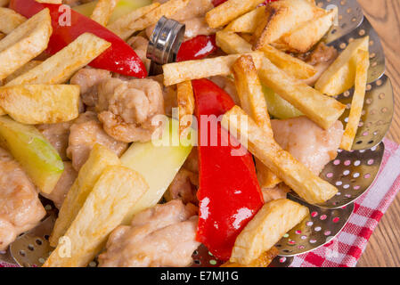 Pollo fritto nel burro con patate, zucchine e peperone Foto Stock