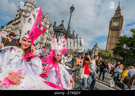 Londra, Regno Unito. Xxi Sett 2014. Persone il clima di marzo, Londra - come parte di una giornata internazionale di protesta - guidata da Emma Thompson e Vivienne Westwood - persone marzo alla domanda: "un mondo con un economia che lavora per le persone e per il pianeta; un mondo sicuro dalle devastazioni del cambiamento climatico; e un mondo con buoni posti di lavoro, aria pulita e sana europee per tutti. Il mese di marzo è iniziato in luogo del tempio e si è conclusa al di fuori di questo Parlamento - Westminster, Londra, UK, 21 settembre 2014. Guy campana / Alamy Live News Foto Stock