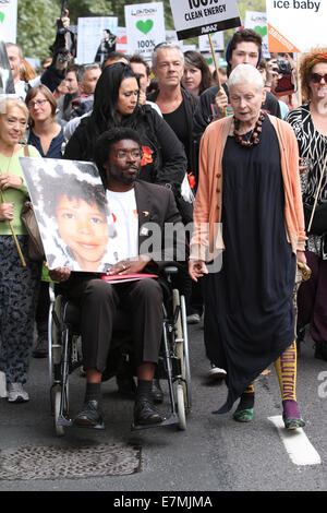 British attrice Emma Thomson e stilista Vivienne Westwood unisciti a decine di migliaia di persone a marzo per le strade di Londra in anticipo dell'ONU vertice di emergenza sul cambiamento climatico. 21.09.2014 Foto Stock