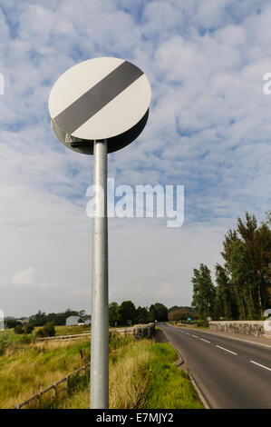 Nazionale di segnale di limite di velocità su strada di un paese Foto Stock