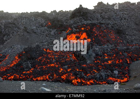 Nuovo e bruciando hot lava dall'eruzione in Bardarbunga, altipiani di Islanda Foto Stock