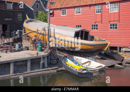 Il vecchio cantiere navale del villaggio olandese di Spakenburg nei Paesi Bassi Foto Stock