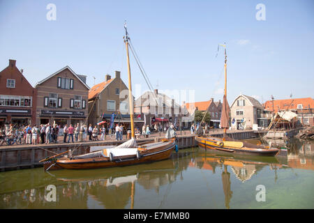 Old Dutch navi a vela nel porto di Spakenburg nei Paesi Bassi Foto Stock