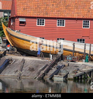 Il vecchio cantiere navale del villaggio olandese di Spakenburg nei Paesi Bassi Foto Stock