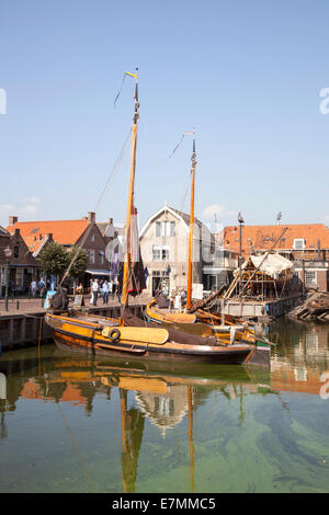 Old Dutch navi a vela nel porto di Spakenburg nei Paesi Bassi Foto Stock