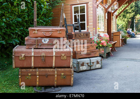 Valigie Vintage / bagagli su piattaforma in West Somerset Railway. Foto Stock