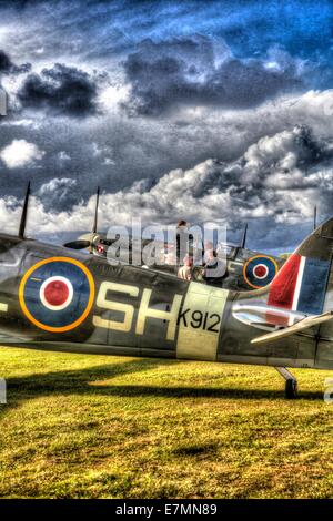 Spitfire e nuvole alto contrasto Foto Stock