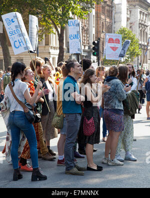 Londra, UK, 21 settembre, 2014. Giovani dimostrando al di fuori 10 Downing Street durante il cambiamento climatico credito Demo: Louis Champion/Alamy Live News Foto Stock