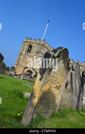 Close up della tomba con chiesa St Marys in background Whitby Foto Stock