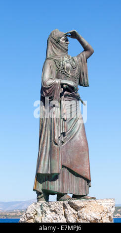 La guerra greca di indipendenza eroina 'Kapetanissa' Laskarina Bouboulina raffigurato guardando al mare in una statua sulla sua home isola di Sp Foto Stock