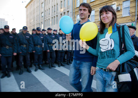 Mosca, Russia. Xxi Sep, 2014. Migliaia di persone hanno marciato a Mosca il 21 settembre all appello per la pace in Ucraina orientale Credito: Nikolay Vinokurov/Alamy Live News Foto Stock