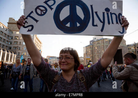 Mosca, Russia. Xxi Sep, 2014. Migliaia di persone hanno marciato a Mosca il 21 settembre all appello per la pace in Ucraina orientale Credito: Nikolay Vinokurov/Alamy Live News Foto Stock