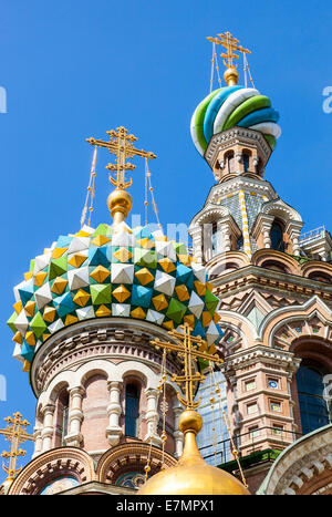 Cupole della Chiesa del Salvatore sul Sangue versato a San Pietroburgo, Russia Foto Stock