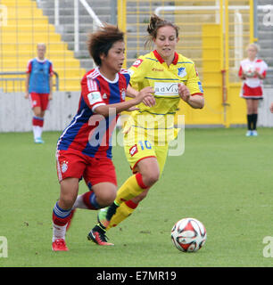 Monaco di Baviera, Germania. Xxi Sep, 2014. Da sinistra 13 Mana IWABUCHI/JPN/Muenchen, 10Sabine STOLLER/Hoffenheim, .donna tedesca soccer league, FC Bayern Muenchen vs TSG 1899 Hoffenheim, .Muenchen, Stadium dell'Gruenwalder Street, © Wolfgang Fehrmann/Wolfgang Fehrmann/ZUMA filo/Alamy Live News Foto Stock