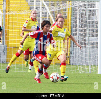 Monaco di Baviera, Germania. Xxi Sep, 2014. Da sinistra 13 Mana IWABUCHI/JPN/Muenchen, 10Sabine STOLLER/Hoffenheim, .donna tedesca soccer league, FC Bayern Muenchen vs TSG 1899 Hoffenheim, .Muenchen, Stadium dell'Gruenwalder Street, © Wolfgang Fehrmann/Wolfgang Fehrmann/ZUMA filo/Alamy Live News Foto Stock