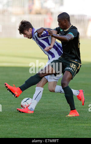 Budapest, Ungheria. Il 21 settembre, 2014. Duello tra Asmir Suljic di Újpest (l) e la Somalia di FTC durante Újpest vs. Ferencvaros Banca OTP League Football Match in Szusza Stadium il 21 settembre 2014 a Budapest, Ungheria. Credito: Laszlo Szirtesi/Alamy Live News Foto Stock