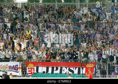 Budapest, Ungheria. Il 21 settembre, 2014. I sostenitori di Újpest celebrare la loro squadra il secondo obiettivo durante Újpest vs. Ferencvaros Banca OTP League Football Match in Szusza Stadium il 21 settembre 2014 a Budapest, Ungheria. Credito: Laszlo Szirtesi/Alamy Live News Foto Stock