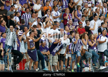 Budapest, Ungheria. Il 21 settembre, 2014. I sostenitori di Újpest celebrano il loro team di vincere durante Újpest vs. Ferencvaros Banca OTP League Football Match in Szusza Stadium il 21 settembre 2014 a Budapest, Ungheria. Credito: Laszlo Szirtesi/Alamy Live News Foto Stock