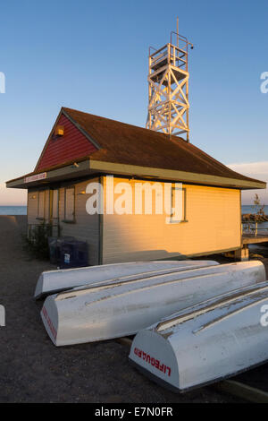 La storica Leuty stazione bagnino sulle rive del lago Ontario a Toronto le spiagge di quartiere Foto Stock