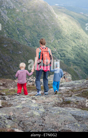 Mom con due ragazzi camminando sul sentiero di montagna Foto Stock
