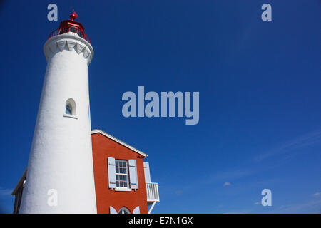 Il bianco e il rosso faro contro estate cielo blu chiaro Foto Stock