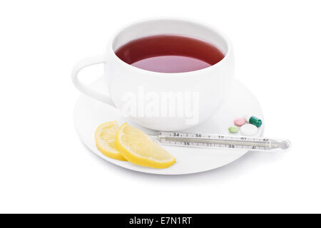 Tè con limone, pillole e termometro, isolati su sfondo bianco. Foto Stock