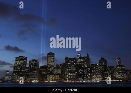 11 settembre 2014 Omaggio alla luce vista lungo l'East River da Brooklyn Foto Stock