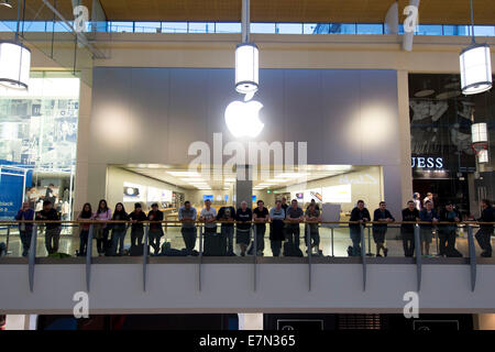 Fan di Apple in coda per l'ultimo iPhone iPhone 6 presso il negozio Apple Store in St. David's a Cardiff, nel Galles del Sud. Foto Stock