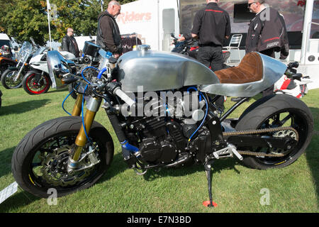 Yeovilton, Somerset, Regno Unito. Xxi Sep, 2014. Moto villaggio stand commerciali sul prato. Una Cafe Racer personalizzato costruito in moto. Credito: Paolo Quayle/Alamy Live News Foto Stock