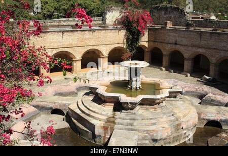 Fontana all'interno delle rovine di La Merced convento e monastero di Antigua, Guatemala. ora una popolare attrazione turistica. Foto Stock