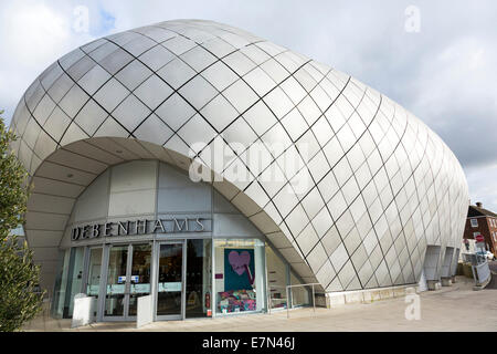 Il tetto dell'edificio Debenhams presso l'arco Shopping Centre in Bury St Edmunds, Regno Unito Foto Stock