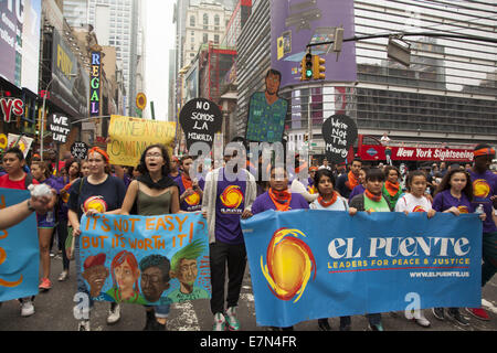 New York, Stati Uniti. 21 Settembre 2014. Combattere il cambiamento climatico: Persone provenienti da tutti gli Stati Uniti, in particolare i giovani, sono venute e hanno inviato un messaggio ai governi di tutto il mondo che è loro dovere numero uno proteggere il pianeta per i cittadini di oggi e per le generazioni future. Credit: David Grossman/Alamy Live News Foto Stock