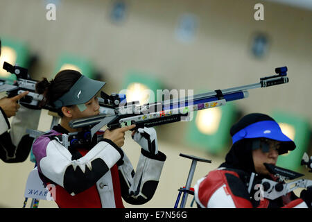 Incheon, Corea del Sud. Il 22 settembre, 2014. Yi Siling (L) della Cina compete durante il 10m Air Rifle donne squadra finali di tiro al XVII Giochi Asiatici in Incheon, Corea del Sud, Sett. 22, 2014. Credito: Shen Bohan/Xinhua/Alamy Live News Foto Stock