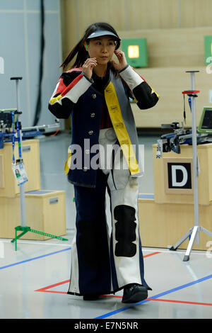 Incheon, Corea del Sud. Il 22 settembre, 2014. Zhang Binbin della Cina entra nel sito per partecipare alla 10m Air Rifle donna finali di tiro al XVII Giochi Asiatici in Incheon, Corea del Sud, Sett. 22, 2014. Credito: Shen Bohan/Xinhua/Alamy Live News Foto Stock