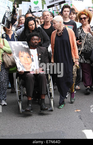 London, Londra, Regno Unito. Xxi Sep, 2014. British attrice Emma Thomson e designer di moda Vivian Westwood unisciti a decine di migliaia di persone a marzo per le strade di Londra in anticipo dell'ONU vertice di emergenza sul cambiamento climatico. 21.09.2014 Credito: Theodore Liasi/ZUMA filo/Alamy Live News Foto Stock