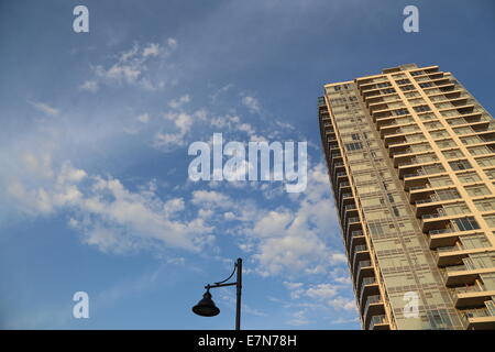 Coquitlam, BC Canada - 24 Agosto 2014 : un alto edificio nuovissimo, contro il cielo blu in Coquitlam BC Canada. Foto Stock