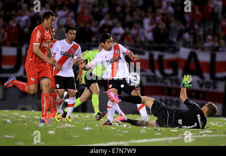 Buenos Aires, Argentina. Xxi Sep, 2014. Leonardo Pisculichi (seconda R) del River Plate vies con portiere Diego Rodriguez (R) dell'Independiente durante la Prima Divisione torneo a Antonio Vespucio Liberti Stadium, a Buenos Aires, Argentina, il 7 settembre 21, 2014. Credito: Martin Zabala/Xinhua/Alamy Live News Foto Stock