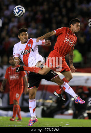 Buenos Aires, Argentina. Xxi Sep, 2014. Teofilo Gutierrez (L) del River Plate vies con Victor Cuesta (R) dell'Independiente durante la Prima Divisione torneo, tenutosi a Antonio Vespucio Liberti Stadium, a Buenos Aires, Argentina, il 7 settembre 21, 2014. Credito: Martin Zabala/Xinhua/Alamy Live News Foto Stock