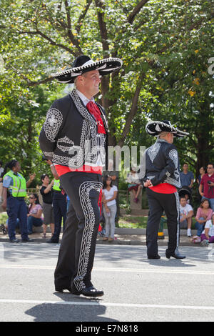 Ballerini eseguono Jarabe Tapatio (Mexican Hat dance) al festival all'aperto - Washington DC, Stati Uniti d'America Foto Stock