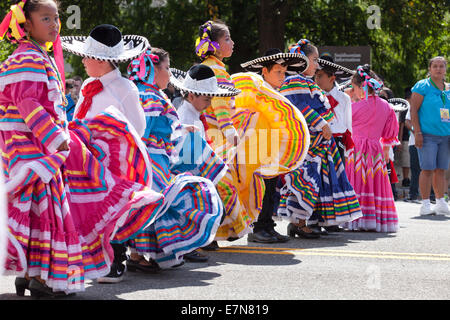 Ballerini eseguono Jarabe Tapatio (Mexican Hat dance) al festival all'aperto - Washington DC, Stati Uniti d'America Foto Stock