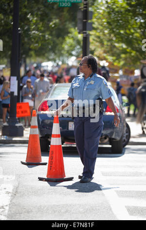 Poliziotta dirigere traffico - Washington DC, Stati Uniti d'America Foto Stock