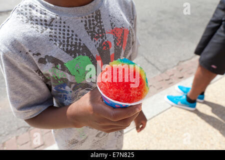 Ragazzo tenendo la rasatura cono di ghiaccio - USA Foto Stock