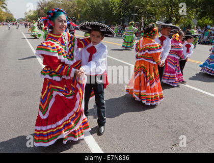 Giovani ballerini eseguono Jarabe Tapatio (Mexican Hat dance) al festival all'aperto - Washington DC, Stati Uniti d'America Foto Stock