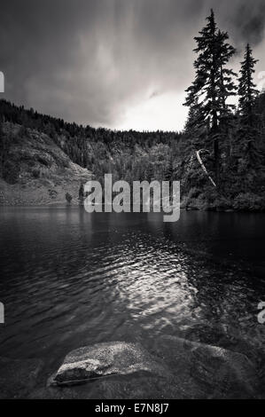 Kelcema lago nel fiume di Boulder deserto, Mount Baker-Snoqualmie Foresta Nazionale, Washington, Stati Uniti d'America Foto Stock