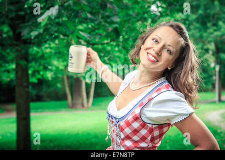 Ritratto di giovane ragazza bavarese nel tradizionale costume bavarese Foto Stock