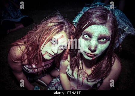 Gli zombie si aggirano per la notte durante un zombie annuale a piedi Foto Stock